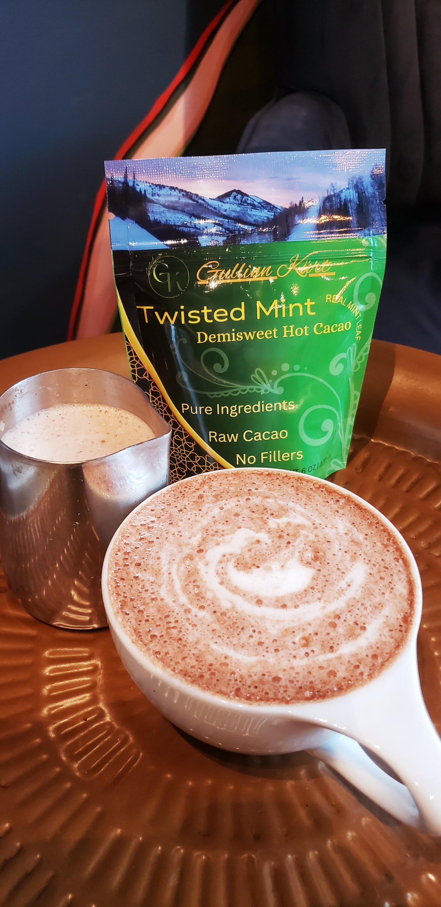 Organic raw cacao mint hot chocolate mix with dried mint and cane sugar Gullinn Krut